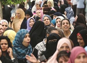 مصريات بانتظار الادلاء باصواتهن امام احدى اللجان في القاهرة امس رويترز