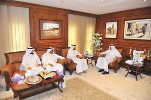 الشيخ سلمان الحمود خلال لقائه وفد جمعية المعلمين﻿