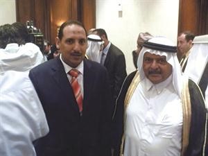 الشيخ فيصل بن قاسم ال ثاني مع الزميل اسامة ابو السعود