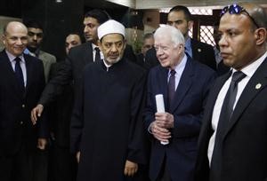 الرئيس الاميركي الاسبق جيمي كارتر متحدثا الى شيخ الازهر د احمد الطيب بعد لقائه به امس رويترز