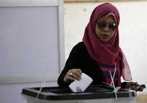 ناخبة تدلي بصوتها في احدى لجان القاهرة امس رويترز