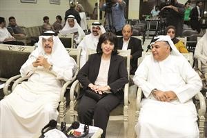 السفيرة ندى يافي تتوسط حسين عبدالرحمن ويوسف الجاسم سعود سالم
