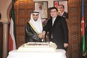 الوزير دنايف الحجرف والسفير رضاييف يقطعان كيكة الاحتفال

