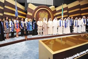 دنايف الحجرف ودعبداللطيف البدر مع عدد من المتفوقين﻿