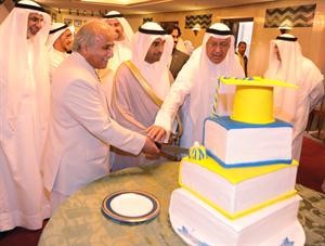 دالحجرف يشارك دالبدر قطع كيكة الاحتفال﻿