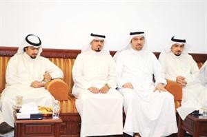 الزميل عبدالكريم العبدالله ومن اليمين دعبدالرحمن العنزي ودعلي العنزي
