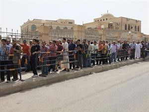 طابور طويل امام احدى اللجان الانتخابية في انتظار الاقتراع في اليوم الاخير لرئاسة مصر امس