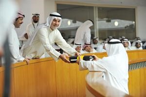 عباس الشعبي يسلم مسلم البراك ملفاته