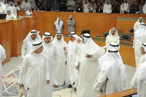 مصطفى الشمالي محاطا بالوزراء والنواب بعد اعلان استقالته 