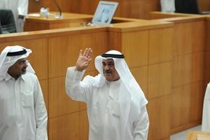 مصطفى الشمالي محييا الحضور بعد اعلان استقالته ويبدو جمال شهاب يرافقه اثناء خروجه من القاعة