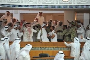 جانب من المشاجرة التي حصلت في قاعة المجلس بين الجمهور بعد رفع الجلسة