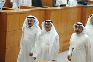الشمالي متوسطا د عبدالحميد دشتي وجمال شهاب اثناء خروجه من القاعة