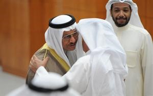 سمو رئيس الوزراء الشيخ جابر المبارك يقبل الشمالي قبيل مغادرته القاعة