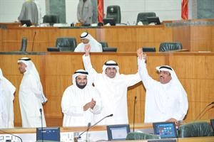 مسلم البراك وخالد الطاحوس يدا بيد وتحية من مبارك الوعلان بعد انتهاء الاستجواب