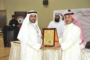 نائب رئيس اتحاد الكراتيه عماد بهبهاني يتسلم درعا تذكارية من فلاح العنزي﻿
