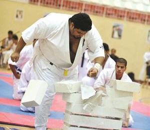تركيز عال في تحطيم الطابوق﻿