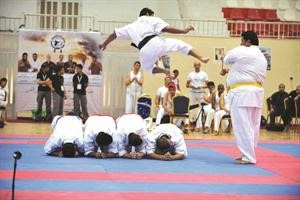 استعراض مميز لاحد اللاعبين في القفز والضرب﻿