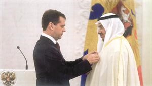الرئيس الروسي السابق ميدفيديف مقلدا د عادل الفلاح ارفع وسام روسي ﻿