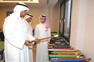 الغوينم يستعرض خلال الدورات بعض الادوات التي تستخدم بالمشاجرات﻿