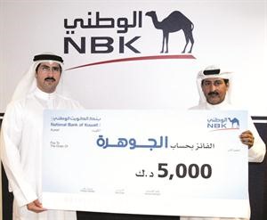 صالح الشمري يسلم الشيك للفائز عبدالله نايف العتيبي﻿