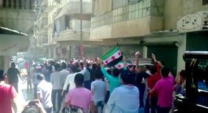صورة بثها ناشطون على الانترنت لمظاهرة في حي صلاح الدين في حلب امس