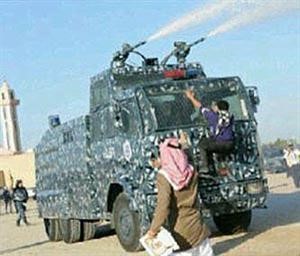 احد المشاركين في تظاهرات البدون يحاول اتلاف الدورية ﻿