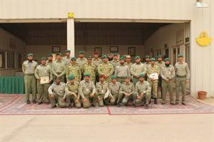 العميد الركن سعد الحجرف والعقيد الركن صالح الحسيني يتوسطان خريجي الدورة﻿