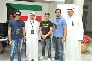 طلبة خلال مشاركتهم في المعرض﻿
