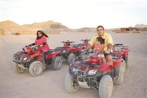 اصحاب الهوايات يجدون ضالتهم على شواطئ البحر الاحمر