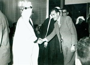 الراحل عابدين بسيسو مصافحا الراحل الشيخ عبدالله الجابر الصباح﻿