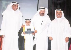 محمد السعيدي وبدر الهاجري يكرمان الطالب عثمان الامير بحضور والده جاسم الامير﻿