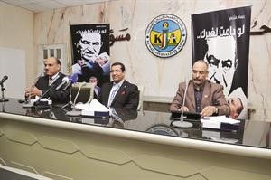الزميل حسام فتحي متوسطا د ايمن بكر ود حسن الصادي اثناء الندوة