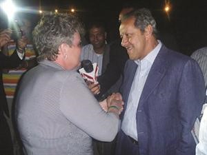 وزير السياحة متحدثا مع احدى السائحات﻿