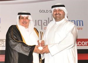 يعقوب الوزان متسلما الجائزة من عبدالعزيز الخالدي﻿