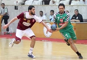 نجم العربي طلال عباس في صراع مع لاعب النصر نواف الشمري	 عادل اليعقوب﻿