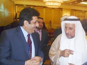 مطلق القراوي والسفير الكويتي فيصل المزين خلال مؤتمر الفكر الاسلامي
