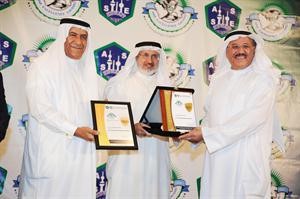 بدر الخشتي مقدما درعا تكريمية لاحد الحضور قاسم باشا