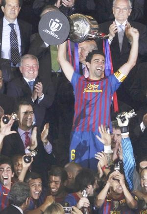 قائد برشلونة تشافي هرنانديز يحمل كاس ملك اسبانيا