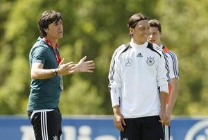 مدرب المانيا يواكيم لوف ونجمه مسعود اوزيل
