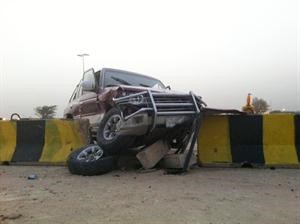 سيارة الوافد بعد اصطدامها بالحاجز الاسمنتي﻿