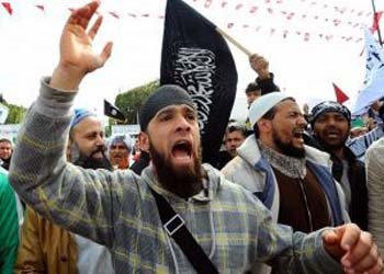 اشتباكات بين الشرطة وسلفيين هاجموا حانات شمال تونس