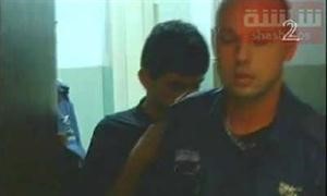 صورة عن التلفزيون الاسرائيلي لشرطي يرافق الشاب الفلسطيني ﻿