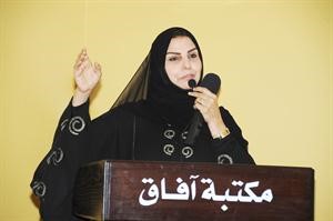 الزميلة الشاعرة سعدية مفرح تلقي مداخلتها حول ديوانها الجديد