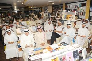عدد من المتابعين يستمع لطروحات الشاعرة سعدية مفرح