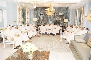 نواب كتلة الاغلبية خلال اجتماعهم بديوان محمد الخليفة مساء امس الاول