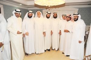 عبدالله البرغش وفلاح الصواغ ودعادل الدمخي ودفيصل المسلم وخالد الطاحوس يتوسطهم عباس الشعبي هاني الشمري