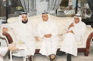 محمد الخليفة متوسطا احمد السعدون ودجمعان الحربش
