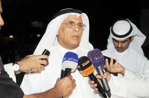 محمد الخليفة متحدثا للصحافيين