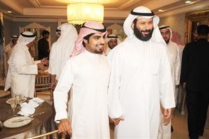 دفيصل المسلم مع احد ابناء الخليفة
