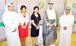 الوزير انس الصالح خلال زيارته لجناح التجاري﻿